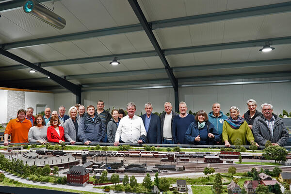 Der Ausschuss für Wirtschaftsförderung und Stadtmarketing erhielt tolle Einblicke beim Besuch der Modellbundesbahn am 24.10.2022