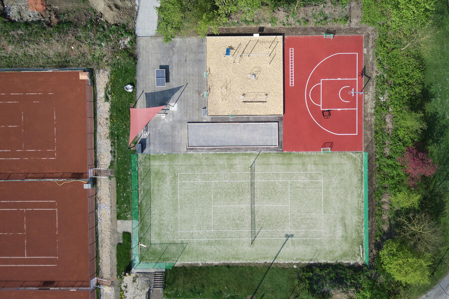 Ansicht von Oben auf die Tennisplätze und verschiedene andere Spiel- und Sportflächen in der Freizeitoase Gehrden