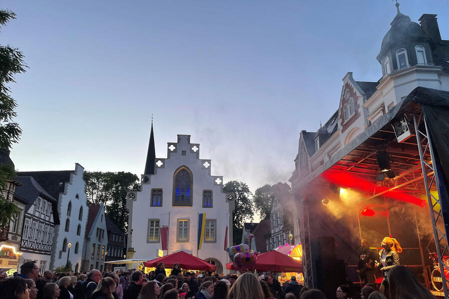 Die-Band-Maniac-trat-zum-Stadtfest-2022-auf-der-Bühne-am-Marktplatz-auf