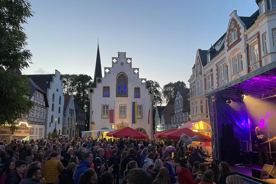 Sehr-gute-Stimmung-auf-dem-Brakeler-Marktplatz-zum-Stadtfest-2022