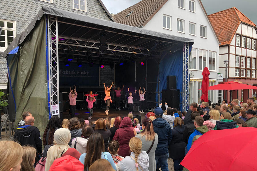 Tanzvorführung-auf-der-Bühne-am-Marktplatz-zum-Stadtfest-2022