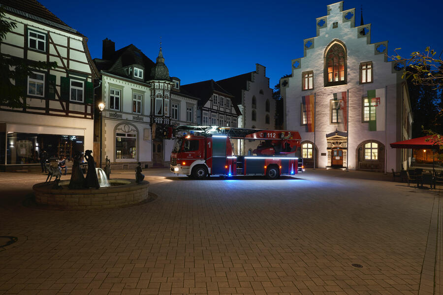 Die Drehleiter der freiwilligen Feuerwehr der Stadt Brakel auf dem abendlichen Marktplatz im historischen Stadtkern
