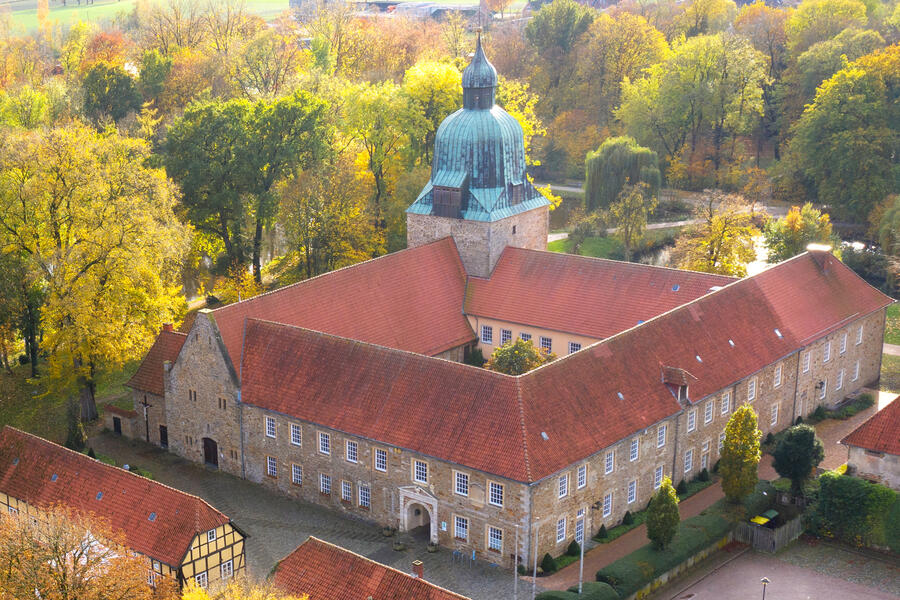 Luftaufnahme des Schlosses in der Samtgemeinde Fürstenau. Hier findet während des Westfälischen Hansetages das Burgfest statt.
