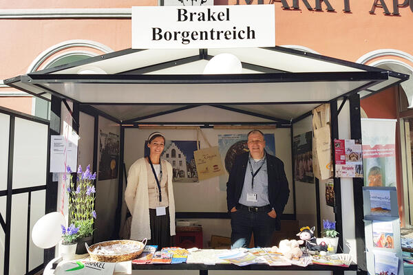 Das Brakeler Anneken Anna-Lena Volmer und Klaus Kaiser aus Borgentreich präsentieren ihre Hansestädte auf dem mittelalterlichen Markt.