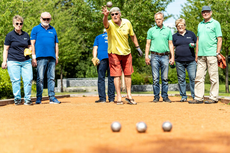 Senioren spielen Boules im Generationenpark