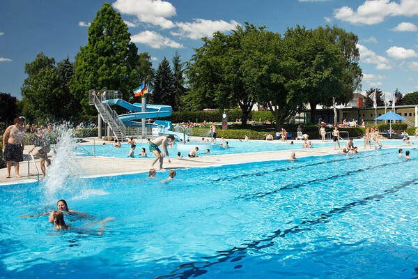 Das Sommer-Bad in Brakel bietet Spiel, Spaß und Entspannung.