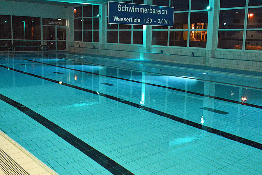 Blick in den Schwimmbereich des hallen-Bad Brakel am Abend.