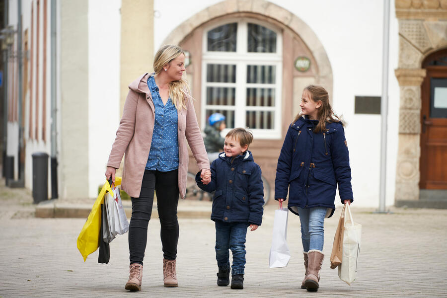 Eine Mutter mit ihren Kindern nach einem erlebnisreichen Einkauf in der Brakeler Innenstadt
