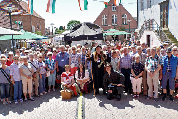 Rund 100 Brakeler Bürgerinnen und Bürger nahmen an der seitens der Stadt Brakel organisierten Fahrt nach Fürstenau teil.