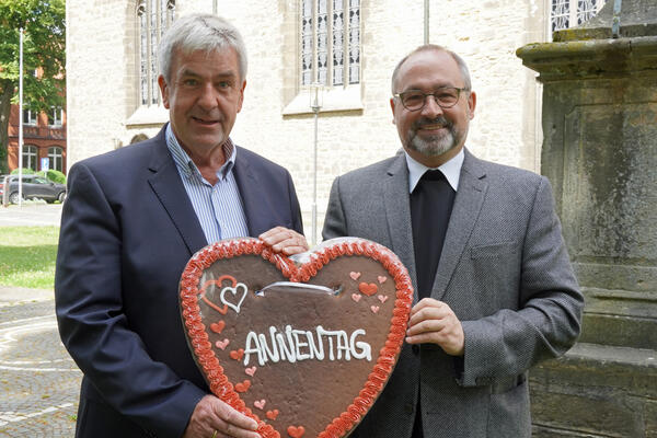 Freuen sich auf den bevorstehenden Annentag: Bürgermeister Hermann Temme und Pfarrer Monsignore Andreas Kurte