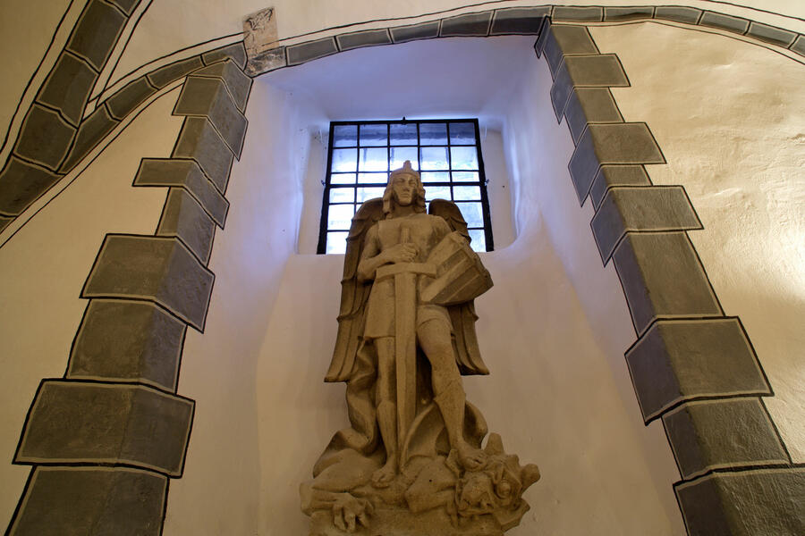 Der Heilige Michael als Statue im historischen Keller des Brakeler Rathauses