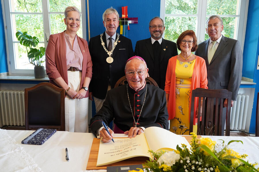 Bischof emeritus Heinz-Josef Algermissen trägt sich in das Goldene Buch der Stadt Brakel ein