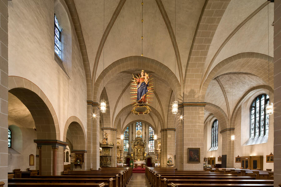 Der Innenraum der Pfarrkirche St. Michael mit reicher Barockausstattung