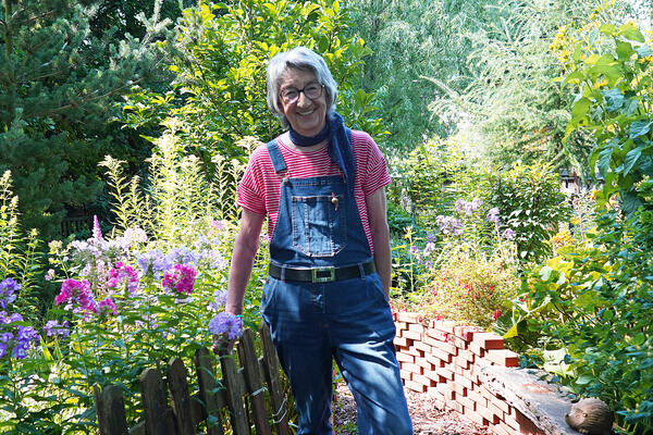 Die Gewinnerin Petra Wother in ihrem wunderschönen Gartenparadies, der zum Staunen und Verweilen einlädt.