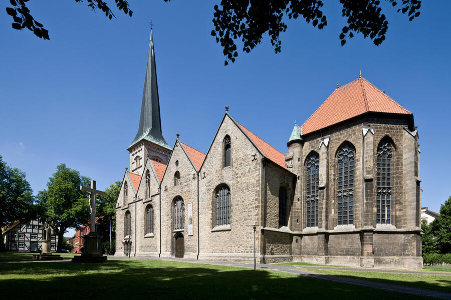 Außenansicht der Pfarrkirche St. Michael in Brakel