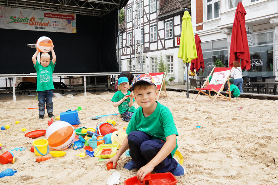Gemeinsam mit der Jugendfreizeitstätte eröffneten die Kinder der Kita "Glückspilz" aus Frohnhausen den Stadtstrand 2023.