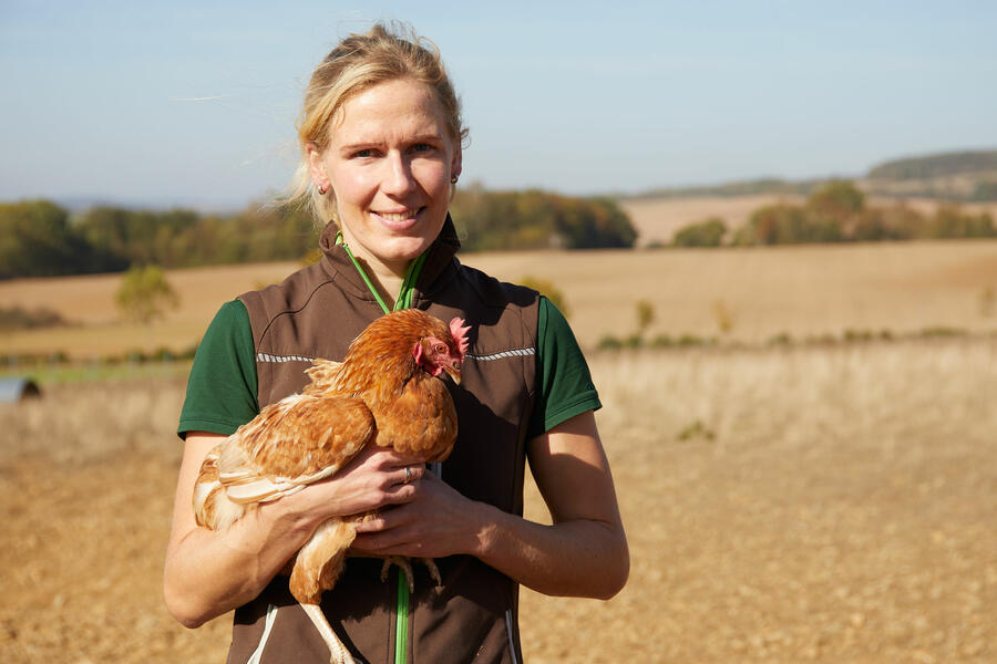 Brakeler Bio-Landwirtin mit Huhn auf dem Arm