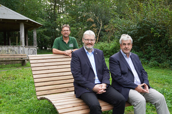 Spende für den Brakeler Bürgerwald: Bürgermeister Hermann Temme (rechts) und Förster Harald Gläser (hinten) bedankten sich aktuell bei Bernhard Humborg (Präsident des Rotary-Club Bad Driburg)