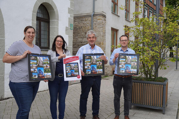 B&uuml;rgermeister Hermann Temme und sein Team pr&auml;sentieren den neuen Kalender