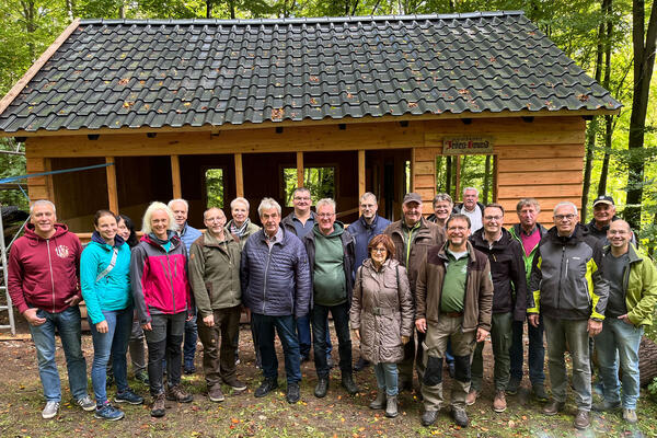 Mitglieder von Rat und Verwaltung informieren sich über die Renovierung der Schutzhütte im Troengrund.