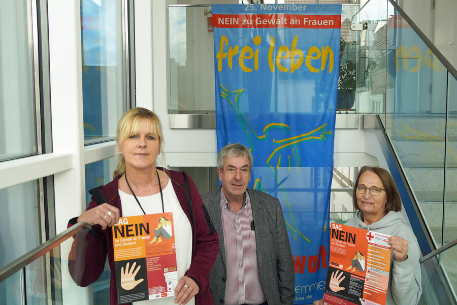 Möchten auf die Aktionen in Brakel am 24.11. hinweisen: (von links) Ulrike Nolte (Gleichstellungsbeauftragte), Bürgermeister Hermann Temme und Ingrid Roland (Mitglied des Arbeitskreises gegen Gewalt an Frauen und Kindern im Kreis Höxter).