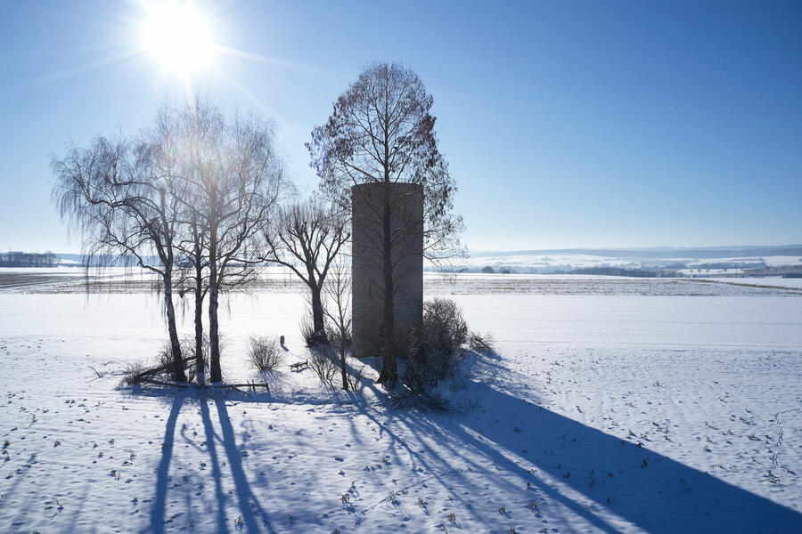 Der Modexer Turm bei Brakel in einer sonnigen Winterlandschaft mit Schnee.
