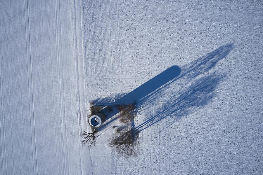 Drohnenaufnahme des Modexer Tums bei Schnee