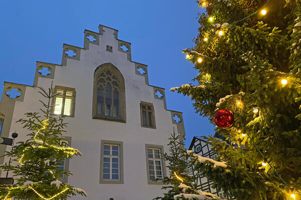 weihnachtliche Atmosph&auml;re vor dem Rathaus