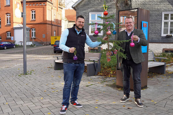 Marktmeister Benedikt Gönnewicht (links) und Bernhard Fischer vom Werberingvorstand möchten auf die Aktion "Plünderbaum" zum Nikolausmarkt in Brakel aufmerksam machen.