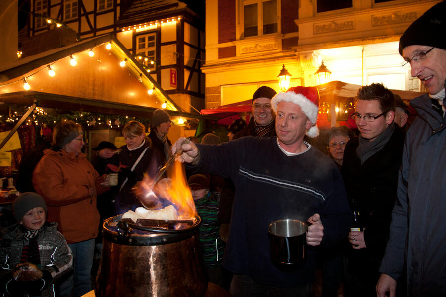 Feuerzangenbowle auf dem Nikolausmarkt in Brakel