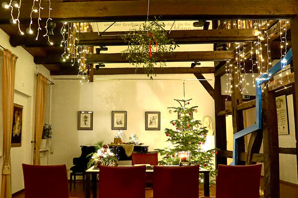 Das festlich geschm&uuml;ckte Trauzimmer
