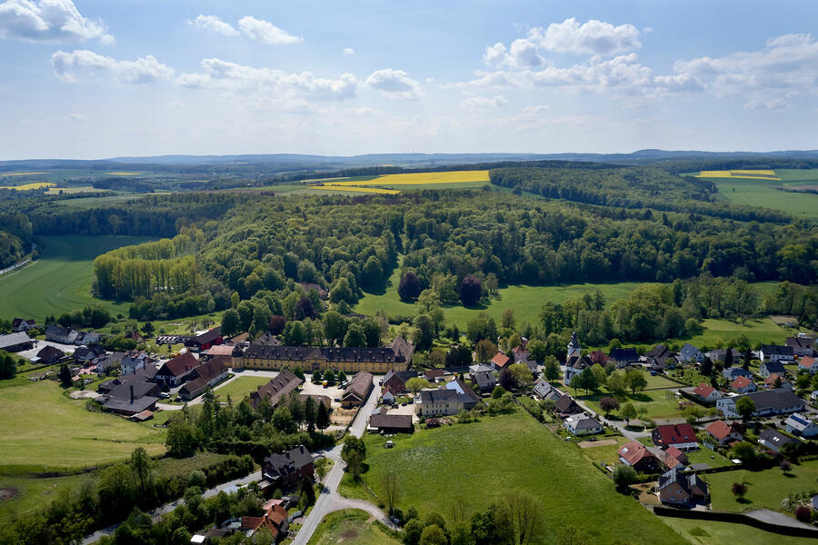 Drohnenaufnahme der Ortschaft Rheder mit weitem Blick über die Landschaft
