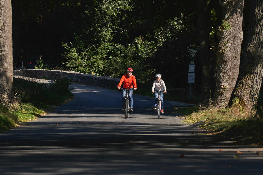 Ehepaar mit Fahrrädern auf der Sudheimer Brücke in Brakel