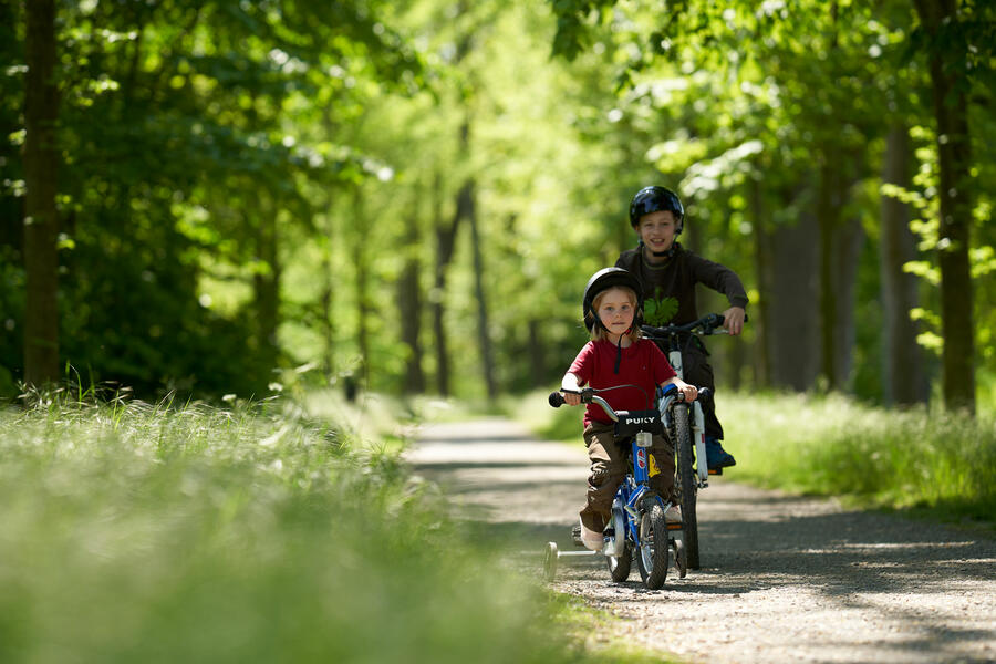 Zwei Kinder befahren mit ihren Fahrrädern den Brakeler Stadtwall