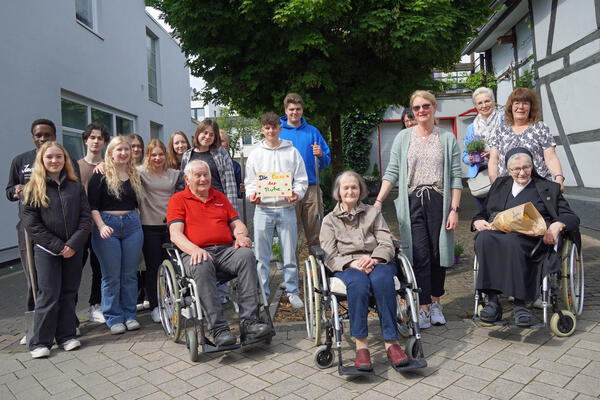 Die "Oase der Ruhe" wurde direkt zum Treffpunkt. Bewohner/innen eines Seniorenheimes kamen mit den Jugendlichen ins Gespr&auml;ch und gaben wertvolle "Gartentipps".