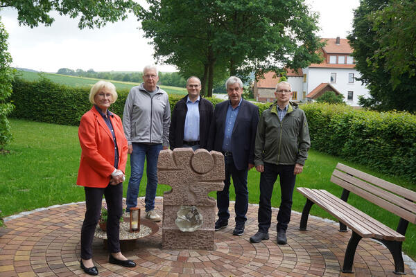 (v.l.n.r.) Ingrid Heuchel, Johannes Rasche, Daniel Schmereim, B&uuml;rgermeister Hermann Temme, J&uuml;rgen Br&ouml;ker. (Auf dem Foto fehlt Ewald Hanisch)