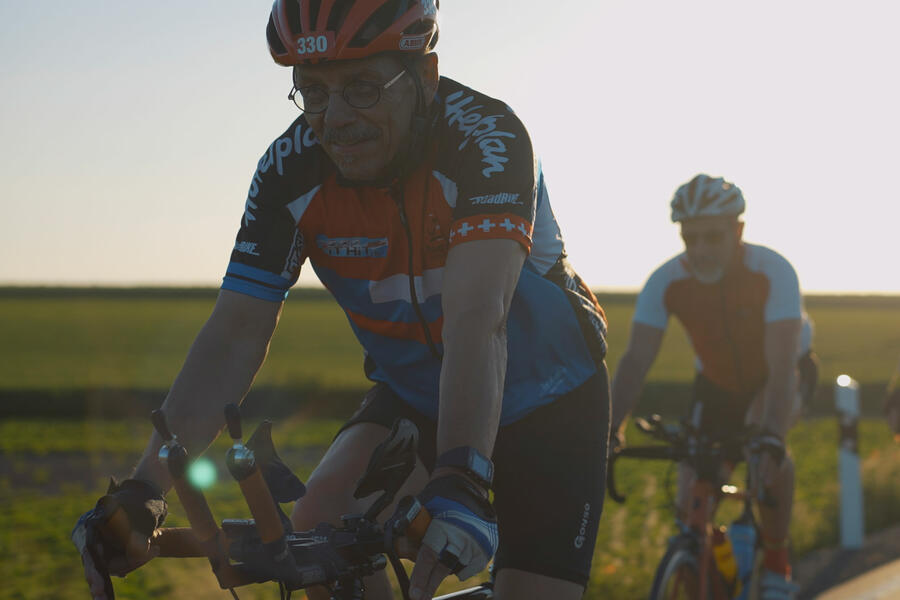 Sportlicher Rennradfahrer in der Abendsonne