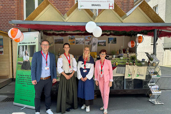 Zu Gast auf dem Westf&auml;lischen Hansetag in Beckum: (von links) Alexander Kleinschmidt (Allgemeiner Vertreter des B&uuml;rgermeisters), Anna-Lena Volmer und Annika Marx (Brakeler Anneken) sowie die stellvertretende B&uuml;rgermeisterin Ursula Grewe.