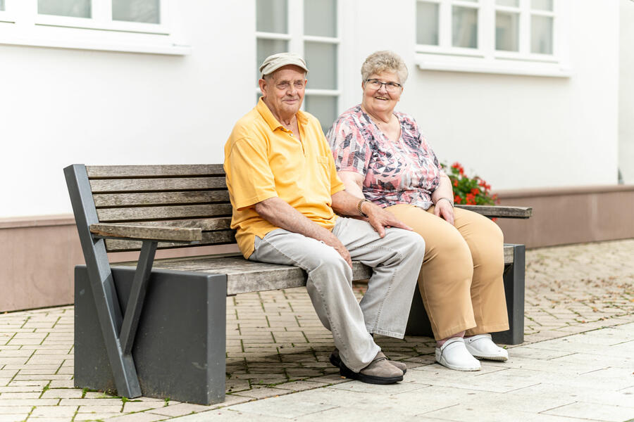 Senioren sitzen auf einer Bank auf dem Brakeler Marktplatz