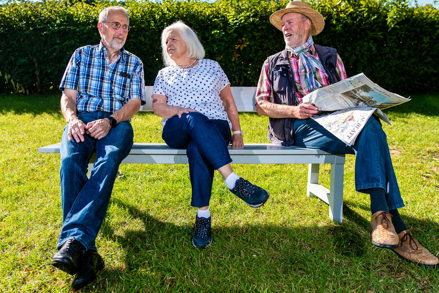 Senioren sitzen auf einer Bank