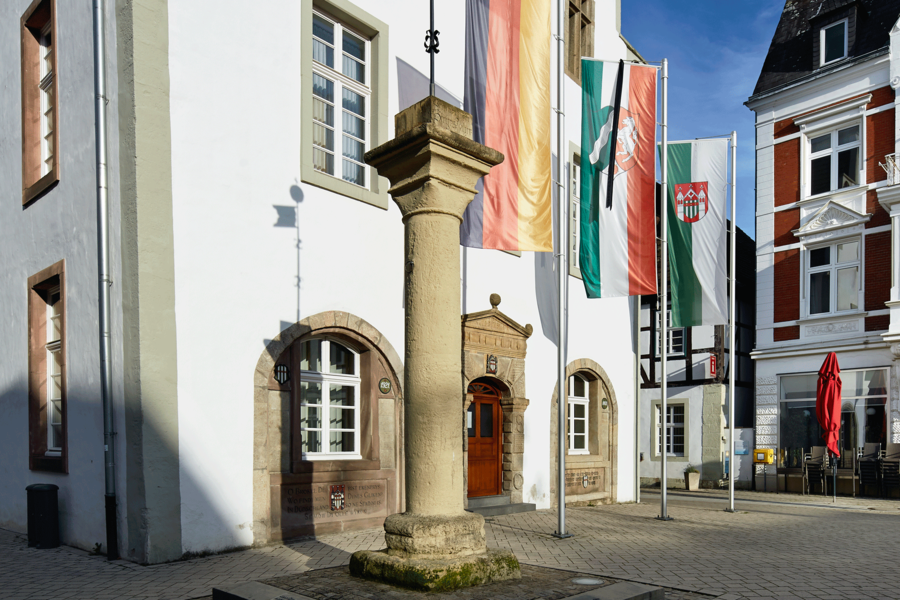 Die Brakeler Stadtfahne (rechts im Bild) zeigt im Banner von Grün und Weiß längsgestreift das Wappenschild der Stadt in der Mitte der oberen Hälfte