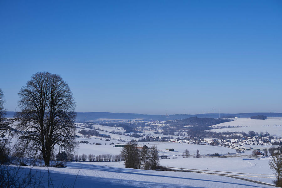 Blick über die winterliche Landschaft Brakels