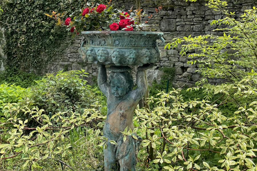 Bepflanzte Figur im Barockgarten, der zum Schloss Rheder gehört