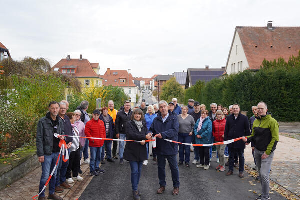 Offizielle Er&ouml;ffnung der Bahnhofstra&szlig;e durch die Bauausschussvorsitzende Ulrike Hogrebe-Oehlschl&auml;ger (links), B&uuml;rgermeister Hermann Temme und die anwesenden Anlieger.