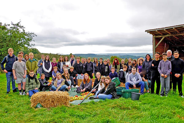 Projekttag der Sch&uuml;ler/innen der Gesamtschule Brakel rund um das Thema Nachhaltigkeit auf der B&ouml;kendorfer Streuobstwiese