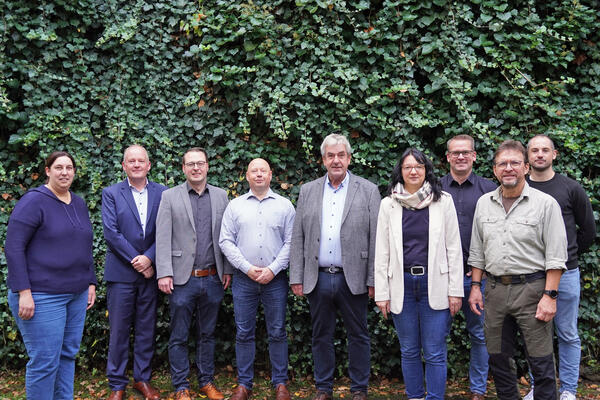 ECA-Auditierung in Brakel: (von links) Verena Potthast, Areiner Tippk&ouml;tter, Alexander Kleinschmidt, J&uuml;rgen Rummel, B&uuml;rgermeister Hermann Temme, Ines Ko&szlig;mann, Dominik Schlenhardt, Harald Gl&auml;ser und Tim L&uuml;tkemeier.