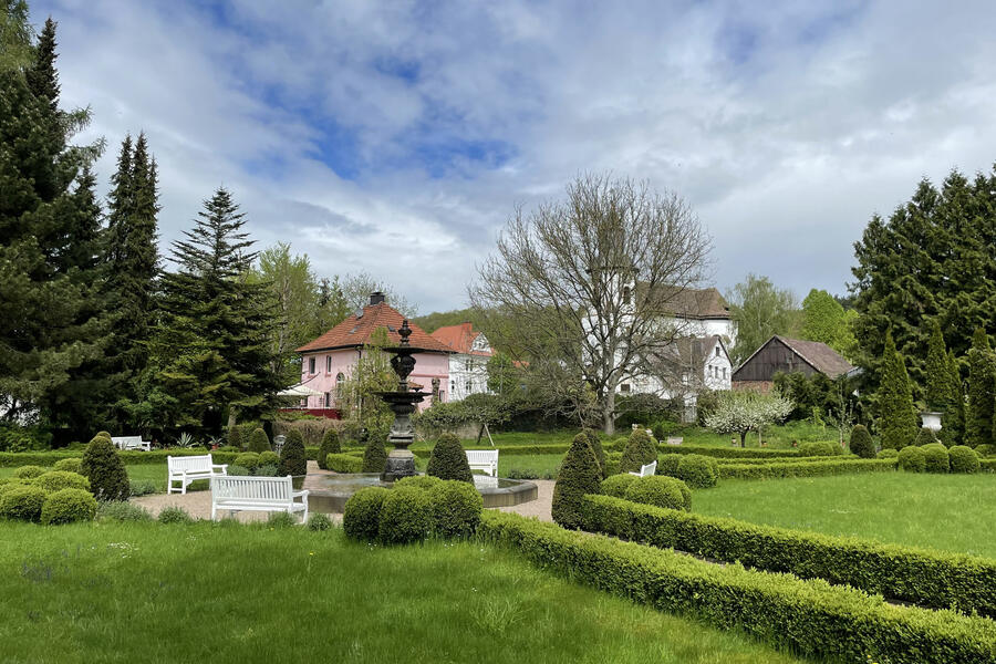 Blick in den liebevoll angelegten und gepflegten Barockgarten in  Rheder