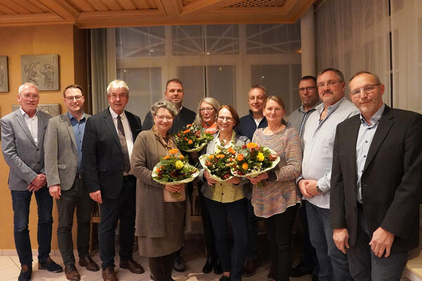 (v.l.n.r.) Norbert Loermann, Alexander Kleinschmidt, B&uuml;rgermeister Hermann Temme, Marion Benzait, Stefan Ellebrecht, Hedwig Nostitz, Ingrid Roland, Hubertus Fischer, Olga Kirsch, Karsten Happe, Mark Timmermann und Stefan Temme (Personalrat). Auf dem Foto fehlt Martina Bolli-Hesse.