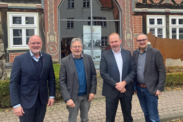 Die Regionalgruppe OWL der AG Historische Stadt- und Ortskerne NRW tagte im Deutschen K&auml;semuseum: (v.l.n.r.) B&uuml;rgermeister Johannes Schl&uuml;tz (Stadt Nieheim), J&ouml;rg List (Bezirksregierung Detmold), Bernd Zimmermann (Stellvertretender Vorsitzender der Regionalgruppe OWL) und Markus Baier (Vorsitzender der AG Historische Stadt- und Ortskerne NRW).