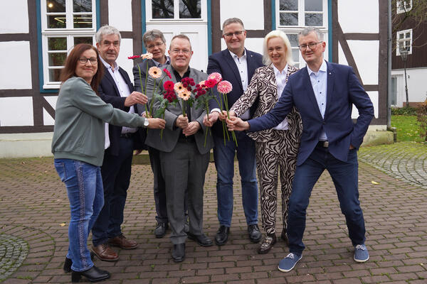 M&ouml;chten auf das Neujahrskonzert mit der NWD in Brakel hinweisen: (von links): Britta Multhaupt vom Kulturring, B&uuml;rgermeister Hermann Temme, Markus Kr&ouml;meke (Vereinigte Volksbank), Bernhard Fischer (Vorsitzender Kulturring), Dominik Reineke (VerbundVolksbank OWL), Viola Wellsow (Sparkasse Pb-Detmold-Hx) und Friedrich Luchterhandt als K&uuml;nstlerischer Betriebsdirektor der NWD.